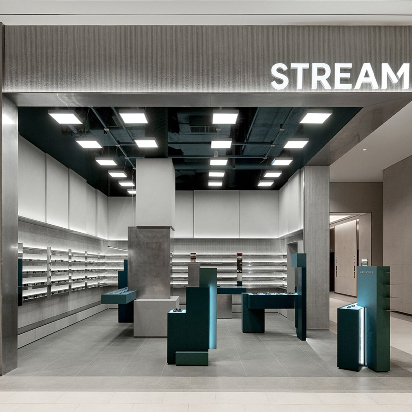 Custom Store Display Solutions